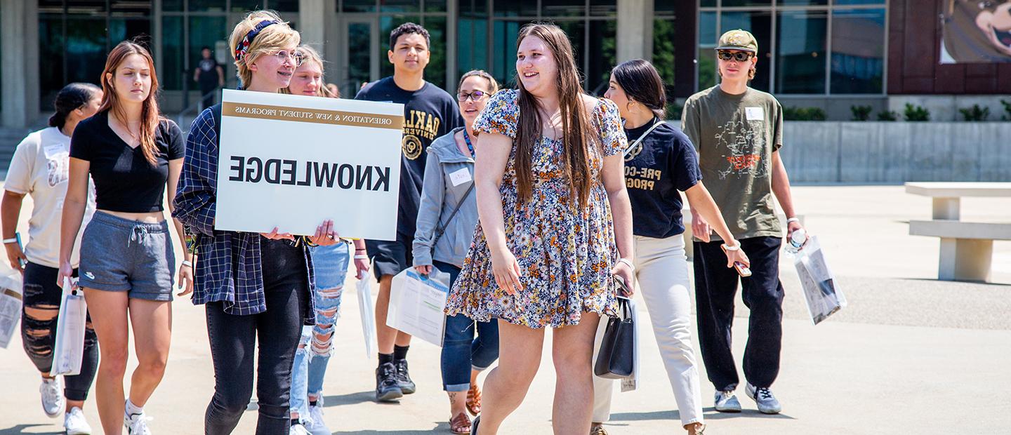 Image of students walking on campus at New Student Orientation. 