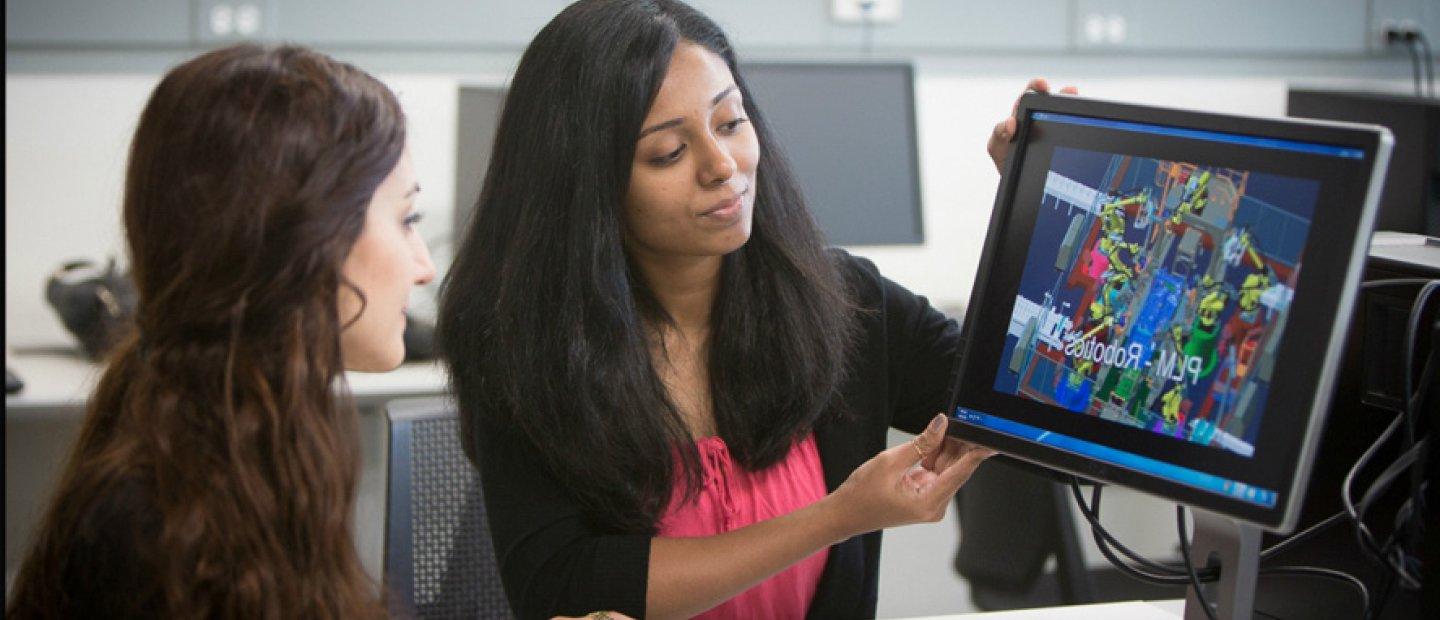 一名妇女向一名学生展示了一个屏幕，上面有彩色图像和pml - Robotics